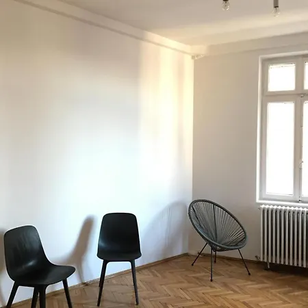 2 Double Bedrooms In A 6 Apartment