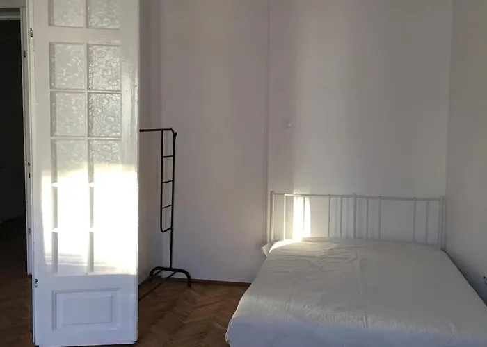 2 Double Bedrooms In A 6 *