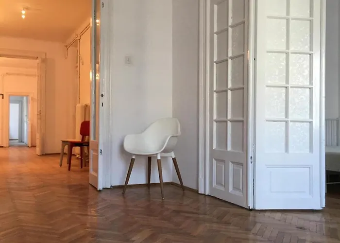 2 Double Bedrooms In A 6 *