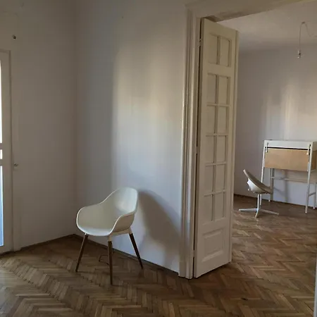 2 Double Bedrooms In A 6 *