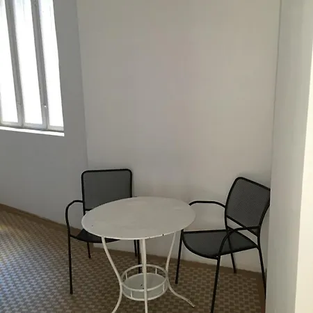 2 Double Bedrooms In A 6 *
